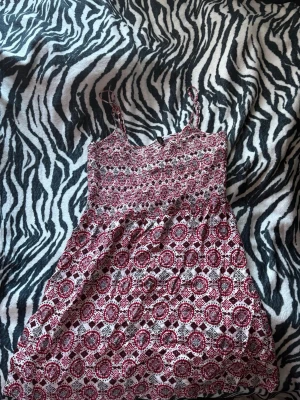 Söt Klänning  - Super fin klänning från H&m, lite boho vibbar skulle jag ändå säga . Passar storlek S-M :) ❣️Säljer då jag har en liknande 