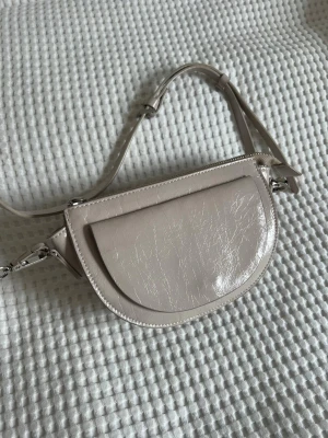 Väska - Carin Wester - Beige väska från Carin Wester. Axelband samt bredare band för att bäras som midjeväska ingår (se sista bilden). I mycket fint skick 🌸