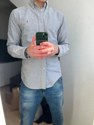 Ralph Lauren skjorta  - Rikigt fet grå Ralph Lauren skjorta! Perfekt nu till sommaren och de varma dagarna☀️ inga defekter eller hål✅ skriv om ni är intresserade eller har några frågor!☺️
