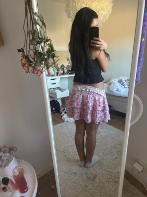 Vit och rosa blommig volangkjol - Fin kjol .