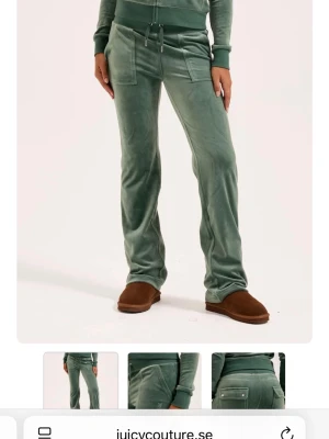 Gröna velourbyxor från Juicy Couture - Mjukisbyxor i grön velour från Juicy Couture med raka ben, bred resårmidja och dragsko. Stora fickor framtill och diskret JC-logga broderad på ena fickan. Perfekta för en chill och avslappnad stil. Säljer eftersom dem är för korta för mig, alltså är dem i väldigt bra skick då jag nästan aldrig använt.