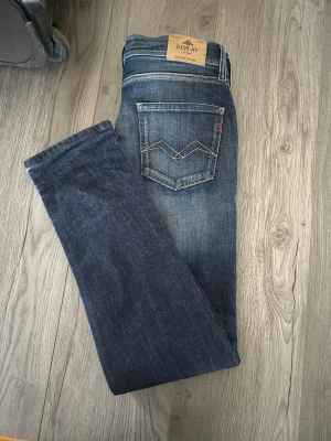 Mörkblå Replay - Snygga mörkblå jeans från Replay.                             Nästan helt nya!🤩 wallys, 