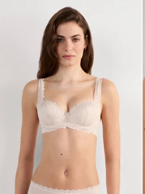 Intimissmi bh  - Säljer en beige bh från intimissmi. Den är i väldigt fint skick p.g.a att den inte är använd så många gånger. Den är väldigt skön och sitter super bra. Om ni har fler frågor om skick eller annat är de bara o skriva💕