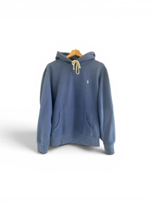 Ralph Lauren hoodie - Snygg Ralph Lauren Hoodie i färgen blå. Hoodien har inga defekter eller skador och är i 9/10 kvalité ✅ OBS. Äkthetsbevis finns. 
