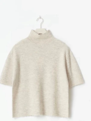 Beige stickad t-shirt med hög nacke - Kortärmad stickad t-shirt i mjuk beige ullmix med hög polokrage och avslappnad passform. Perfekt för lager-på-lager och enkel att styla till olika outfits. funnel neck knitted top från Gina. Pris kan diskuteras. Ny-pris 300. Använd fåtals gånger och har inga defekter. 