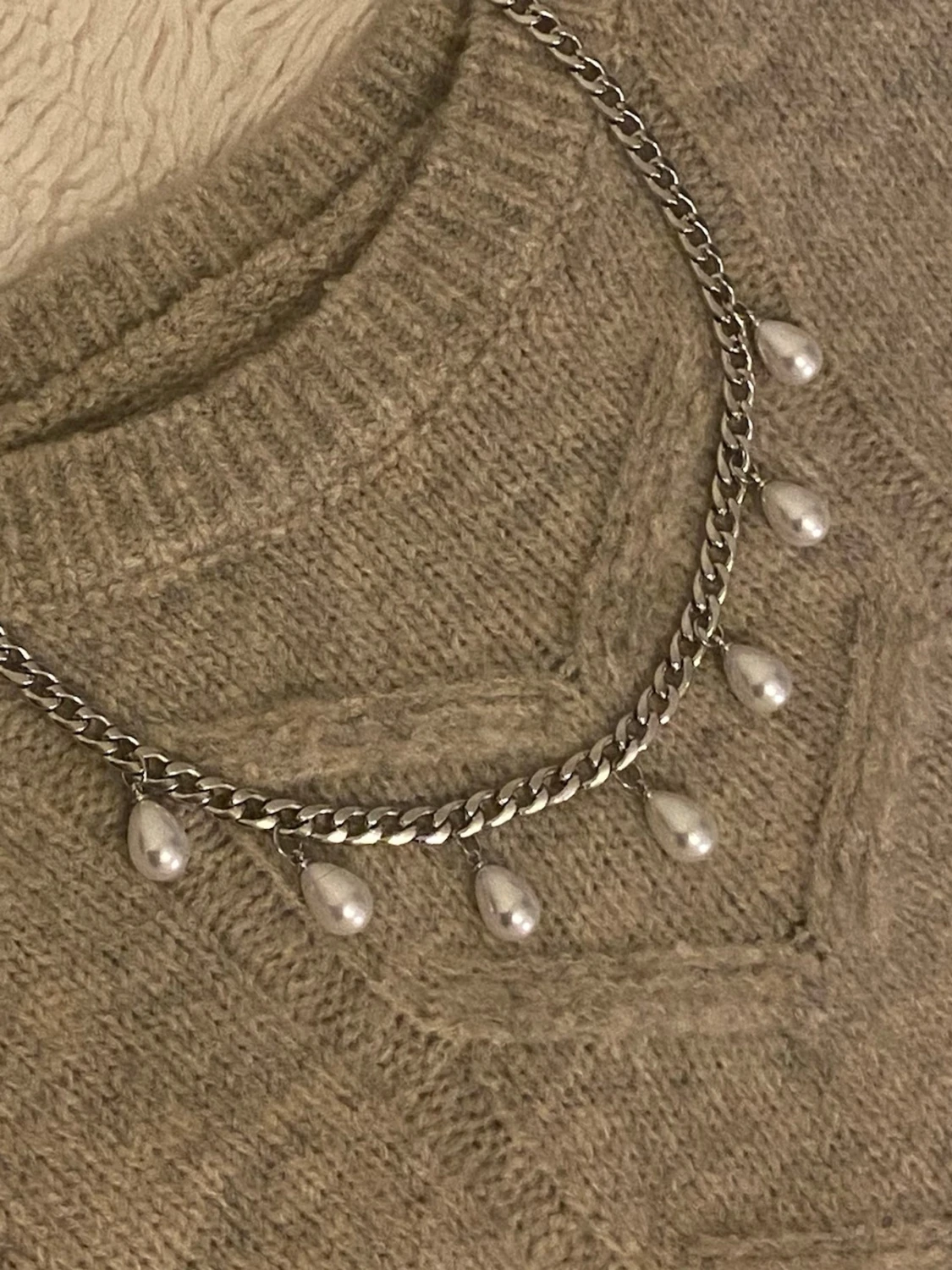 Silverfärgat halsband med droppformade pärlor