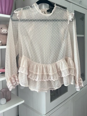 Söt blus - Jättesöt blus med prickar. 
