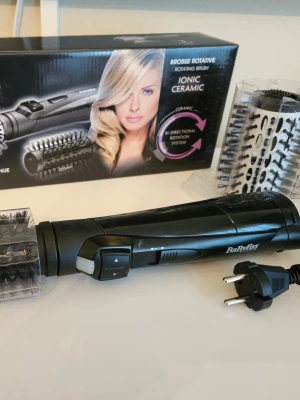 BaByliss roterande hårborste svart - BaByliss AirStyle roterande varmluftsborste, modell AS551E  Nypris låg på ca 800 kr. Endast testad. Kanon, men rensar bland mina hårverktyg då jag förköpt mig :-)   • Effekt: 800 W för effektiv styling. • Funktioner: Roterande borsthuvud med två riktningar och jonisk keramisk teknologi för att motverka friss. • Tillbehör: Inkluderar två utbytbara borsthuvuden på 35 mm och 50 mm. • Inställningar: Två temperaturer samt en kalluftsfunktion. 