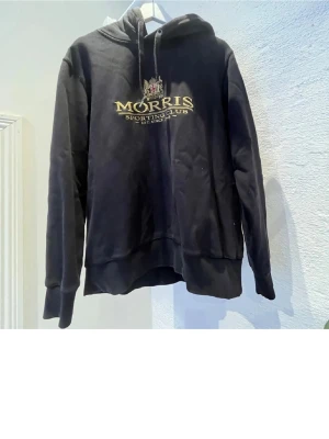 Svart hoodie från Morris Sporting Club - Snygg svart hoodie från Morris Sporting Club. Är s men sitter mer som m 