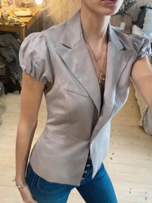 Figursydd kavaj blus - SÅ snygg