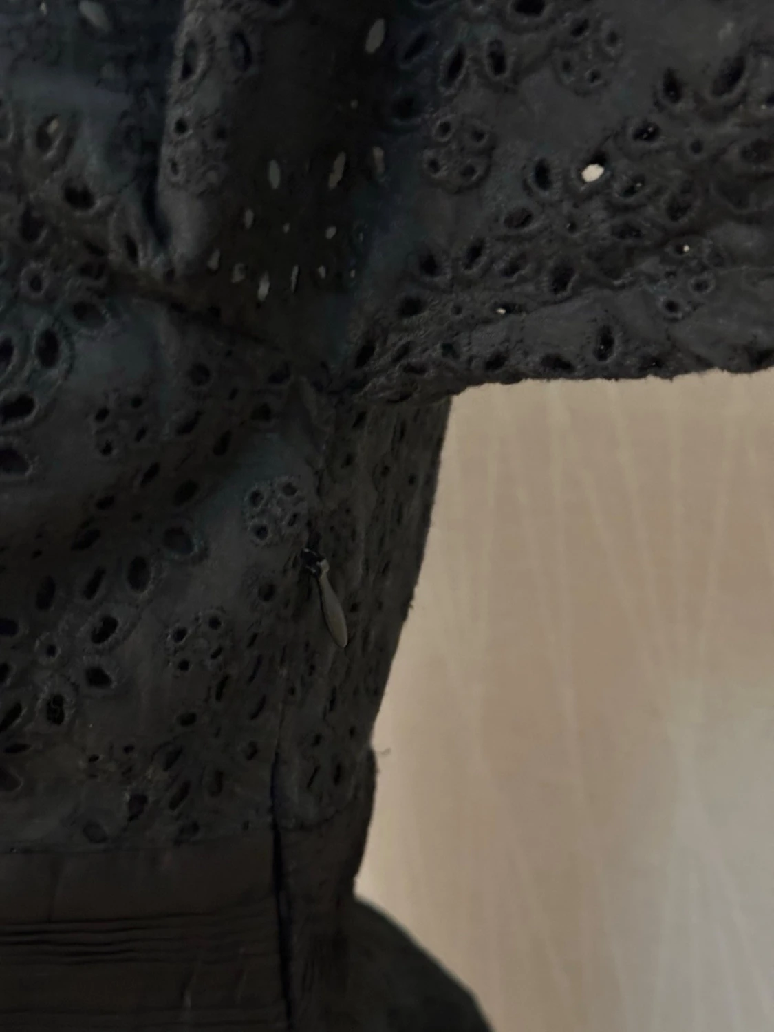 Svart blus med broderade detaljer - 3