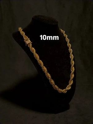 Cordell Halsaband 14K Guldplätering Diamantlås 10mm - Exklusiv cordell länk i 14K guldplätering! Utrustad med ett exklusivt diamant kistlås och stämpel 14K för en exklusiv känsla och look! Låset har hand-set VVS-D CZ stenar på! Storlek 10mm bredd och 65cm längd. Vikt ca 160g+