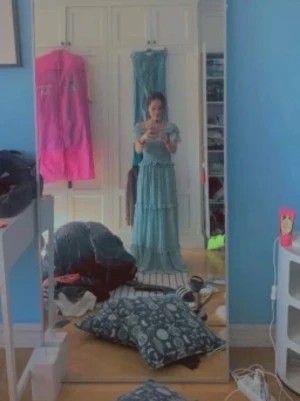 Ljusgrön långklänning med volanger - Har används två gånger perfekt för bal. Priset kan kommuniceras om. Långklänning i ljusgrönt med offshoulder och smock upptill. Klänningen har flera volangdetaljer och är tillverkad i ett lätt och luftigt material, perfekt för varma dagar. Passformen är normal och klänningen har en romantisk och bohemisk stil.