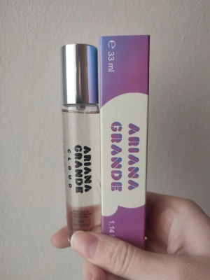 Ariana Grande Cloud - Ariana Grande Cloud Perfume. 33ml bottle. New! A good all year around fragrance, but especially for winter/fall. Felmärkt med edt på flaskan. Detta är en EDP 