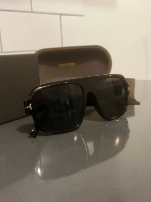  solglasögon  - Snygga svarta solglasögon, helt nya och oanvända, allt som visas i bilden medföljer skickas inom 24 timmar