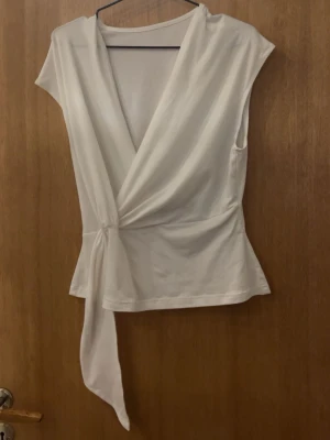 Vit omlottopp med knytband - 🤍