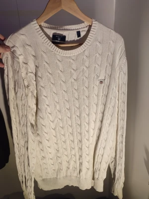 Stickad GANT tröja  - Stickad tröja från GANT i mjuk premiumbomull. Storlek L, Större u ringning än vad det brukar vara normalt sett. 