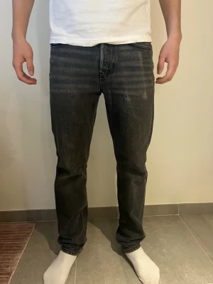 Grå/svarta jeans  - Säljer dessa grå/svarta jeansen från arket. Lite slitningar på framsida och på ena backfickan. Storlek 30/32