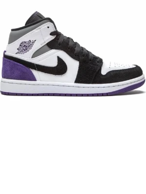 Air Jordan 1 varsity purple - Säljer ett par Air Jordan 1 Mid sneakers i svart, vitt och lila med klassisk Nike logga. Skorna är i bra men använt skick, 7/10. Perfekt för sommarn som kommer. Buda på ha de gött