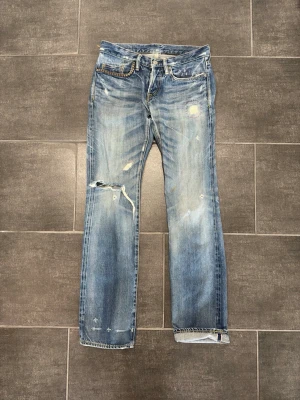 Selvedge hysteric glamour studded jeans - Säljer dessa selvedge-jeans från Hysteric Glamour i bra skick, förutom en fläck som syns på bilden. De har många coola lagningar över hela jeansen.  Storlek: 28, men se måtten nedan: 	•	Bredd: 38 cm 	•	Längd: 102 cm 	•	Lår: 24 cm 	•	Benöppning: 17 cm