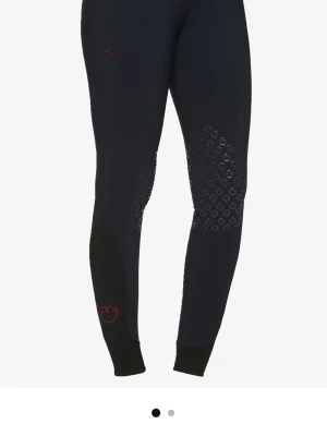 Cavallerina Toscana Ridbyxor  - Snygga mörkblå ridtights från Cavallerina Toscana med silikonprint på insidan av benen för extra grepp. Snygga och bekväma ridbyxor. Lite använda, men fortfarande kvar bra grepp. Nypris 2 999 kr, pris kan diskuteras vid snabb affär