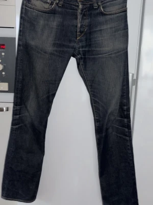 Vinted salvage jeans - Snygga mörkblå jeans med raka ben och kontrastsömmar. Jeansen har två bakfickor och en klassisk läderpatch i midjan. Materialet är slitstark denim i bomull och passformen är normal. Perfekta för en avslappnad och trendig look.