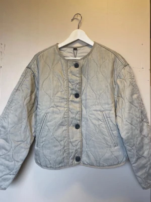 Ljusgrön quiltad cardiganjacka🤍 - Säljer en ljusgrön quiltad cardiganjacka med rund halsringning och stora svart/bruna knappar framtill. Jackan har två snedställda fickor och ett vågigt quiltat mönster över hela plagget. Materialet känns mjukt och jackan har en avslappnad passform.