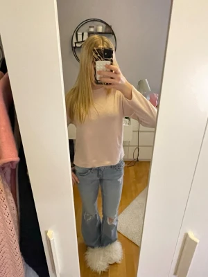 Ljusrosa tröja från Zara - Storleken är 140 men passformen är typ 160. Den e från Zara. Tröjan har rund halsringning, långa ärmar och är gjord i ett mjukt material som känns skönt mot huden. 