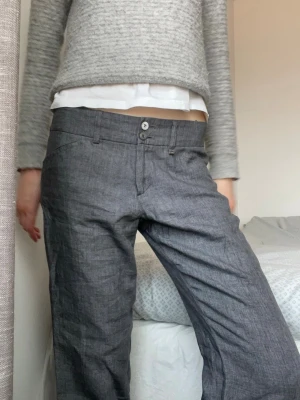 Grå linnebyxor - Går byxor i 100 % linne. Jag är 179 cm för referens. Finns ingen storleksmärkning vad jag kan se men jag skulle säga ungefär strl 38. 