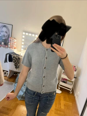 Blå kofta  - Snygg ljusblå kofta med korta armar Perfekt att matcha med jeans eller en fin kjol.