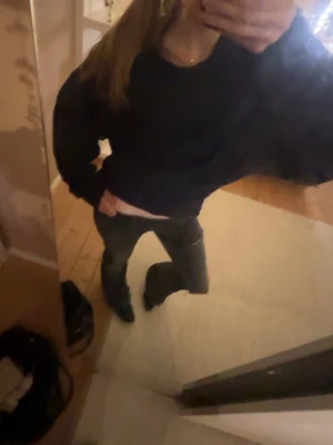 Mörkblå oversized stickad tröja - Säljer en oversized mysig stickad tröja från Nelly! Väldigt snygg och ger en stilren look. Lite nopprig. 