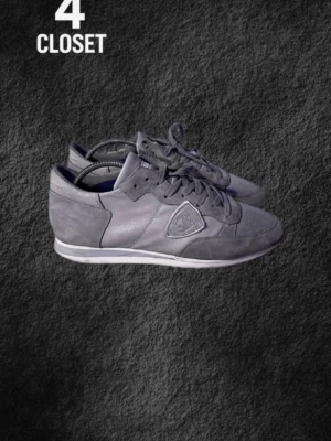 Gråa philipmodels 40 - Riktigt snygga sneakers ifrån philip model! Box ingår, dessa skor fungerar verkligen för alla årstider - Sommar, vinter, höst osv! Skorna säljs billigare pågrund utav slitage, som slitage på sulorna men påverkar inte helheten av skorna.