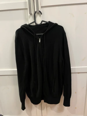 Soft goat zip up - Cashmere  Sydd på två ställen men fixat professionellt hos skräddare  Ena soft goat lappen har gått av