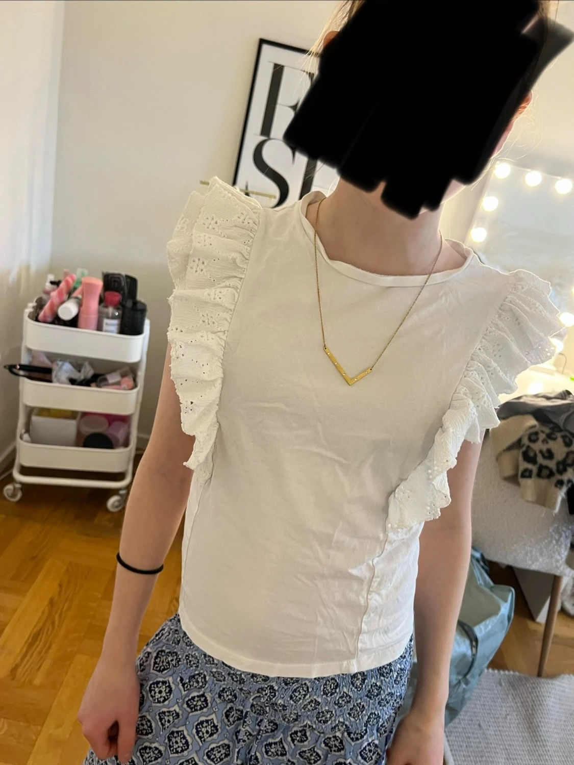 Vit topp med volangärmar