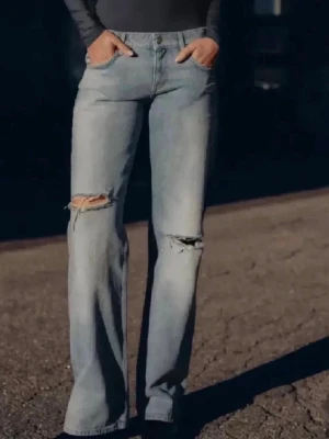 Ljusblåa jeans med slitningar Zara nya - Säljer ett par ljusblå jeans från Zara! Aldirg använda, så snygga speciellt nu till våren!💞 