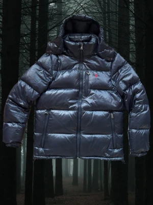Polo Ralph Lauren dunjacka  - Gorham glossed down jacket - COLLECTION NAVY GLOSSY  Stl: M - 94cm lång ärm - jackans längd = 75,6cm   - digitalt kvitto finns samt qr - jackan är använd och de syns men ändå i bra skick. Lite repig vid ryggen och några små slitningar på högra armen 2 stycken.  Nypris: 6695