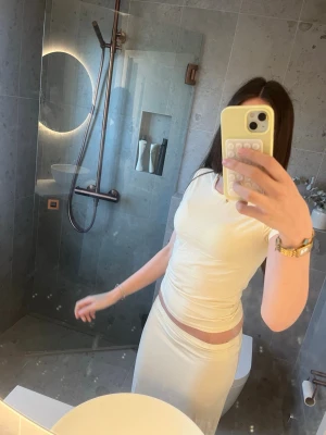 Ljusgult set från ginatricot  - Fint sommarset i ljusgul färg med bra passform. Setter har en basic, chillad  look och är tillverkad i ett mjukt, stretchigt material som sitter snyggt på kroppen. Perfekt för dig som gillar minimalistisk stil. Passar också bra för tjejer med längre ben. 