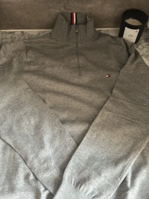 Tommy Hilfiger Halfzip - Storlek S, Perfekt inför våren. Hör av er vid frågor eller funderingar💯😁