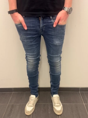 REPLAY ANBASS JEANS  - Replay Anbass Jeans. Mycket bra skick. Storlek: 28/32. Hör av dig vid fler frågor eller funderingar!