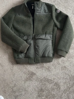 Colmar jacka - En sjukt snygg Colmar jacka i mycket bra skick. Storlek 50, som strl M ungefär. inga defekter och pris kan diskuteras.