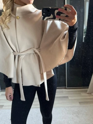 Missäy kappa - Fin kappa nu till hösten, kommer ej till användning längre. Liten sminkfläck på kragen. 