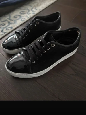 Svarta Lanvins  - Säljer ett par äkta Lanvins i storlek 42, endast skor ingår.