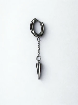 Silverfärgat örhänge med konhänge - Handgjorda coola örhängen i 316L Kirurgiskt stål med en liten kedja och ett hängande konformat smycke. Ger en edgy vibe och passar perfekt för dig som gillar minimalistiska men ändå unika accessoarer. Säljs i par!