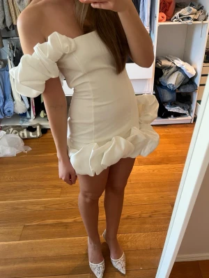 Vit klänning  - Säljer en så fin klänning perfekt till Student. Köpte den i 2 storlekar så jag säljer den andra storleken. Stl Xs, det är helt ny med prislapp kvar. Priset går att diskutera 