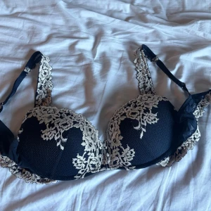 Intimissimi bh - Intimissimi bh i väldigt bra skick i modellen gioia pretty flowers i färgen mörkblå och vit. Lappen är avklippt men det är storlek 85B. 