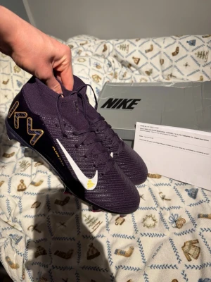 NIKE AIR ZOOM MERCURIAL SUPERFLY X ELITE X MBAPPE FG - Säljer ett par sjukt feta NIKE AIR ZOOM MERCURIAL SUPERFLY X ELITE X MBAPPE FG. fotbollsskor, Helt nya✅Frågor? Kontakta mig✅ Allt gott, mvh Noah