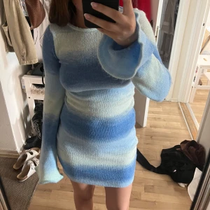 stickad klänning  - första bilden är en liknande bild!! Säljer denna stickade klänningen från bershka som aldrig är använd! Bild 2&3 är egna bilder! helt slutsåld 