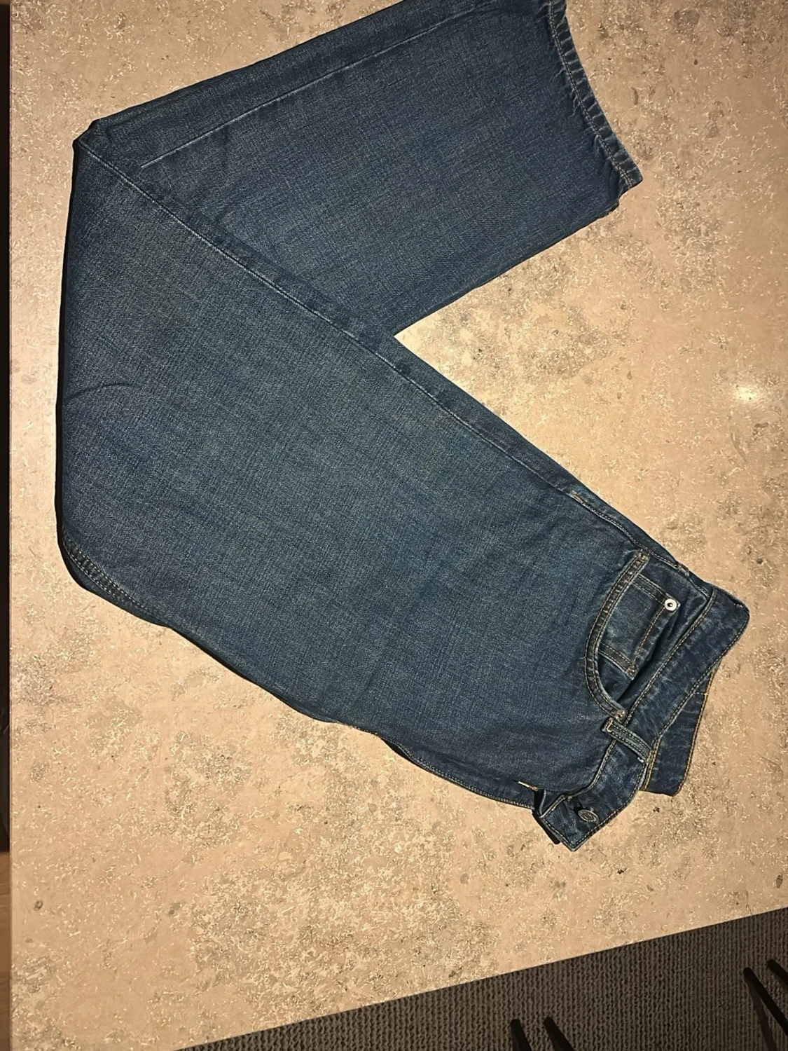 Mörkblå raka jeans