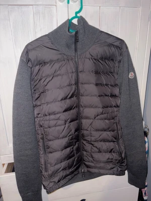 Moncler cardigan - En skön grå vårjacka i väldigt bra skick, inga fläckar eller skador.
