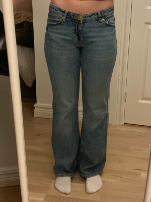 Bootcut jeans  - Blå low waist bootcutjeans från Bershka storlek 36. Supersköna och lite stretchigare material. Använda ett fåral gånger. Jag är 175 som referens, Skriv om ni har frågor🥰